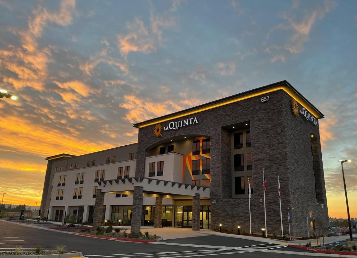 La Quinta Inn And Suites By Wyndham Lincoln Exterior photo