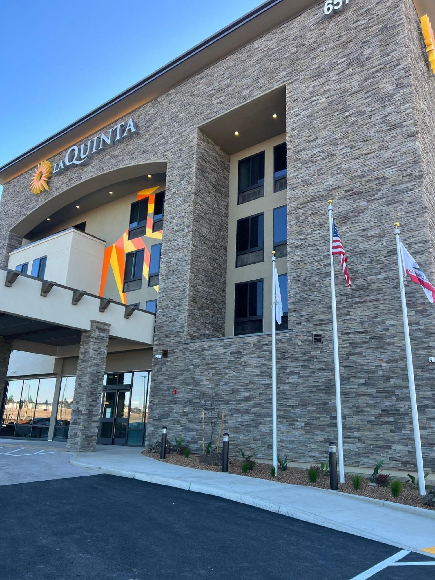 La Quinta Inn And Suites By Wyndham Lincoln Exterior photo