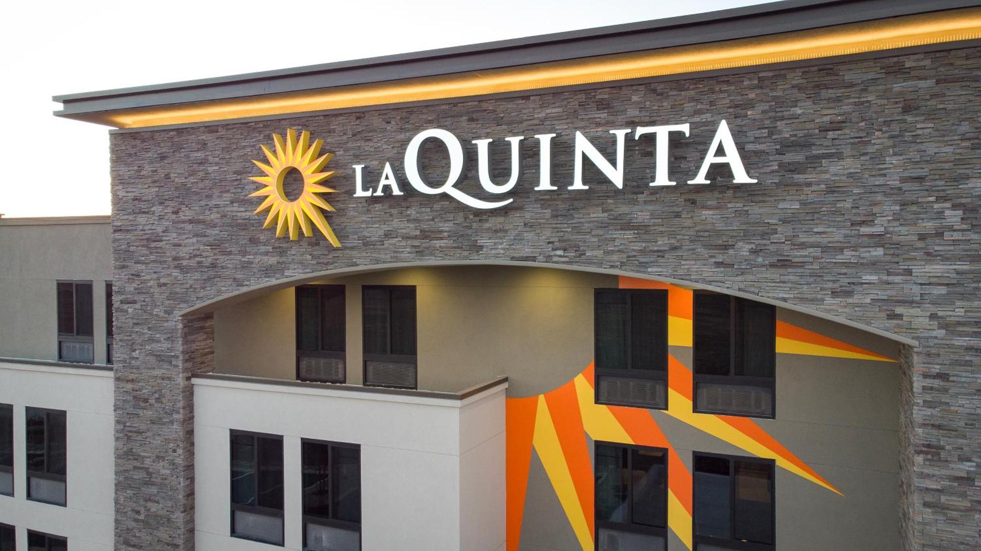 La Quinta Inn And Suites By Wyndham Lincoln Exterior photo