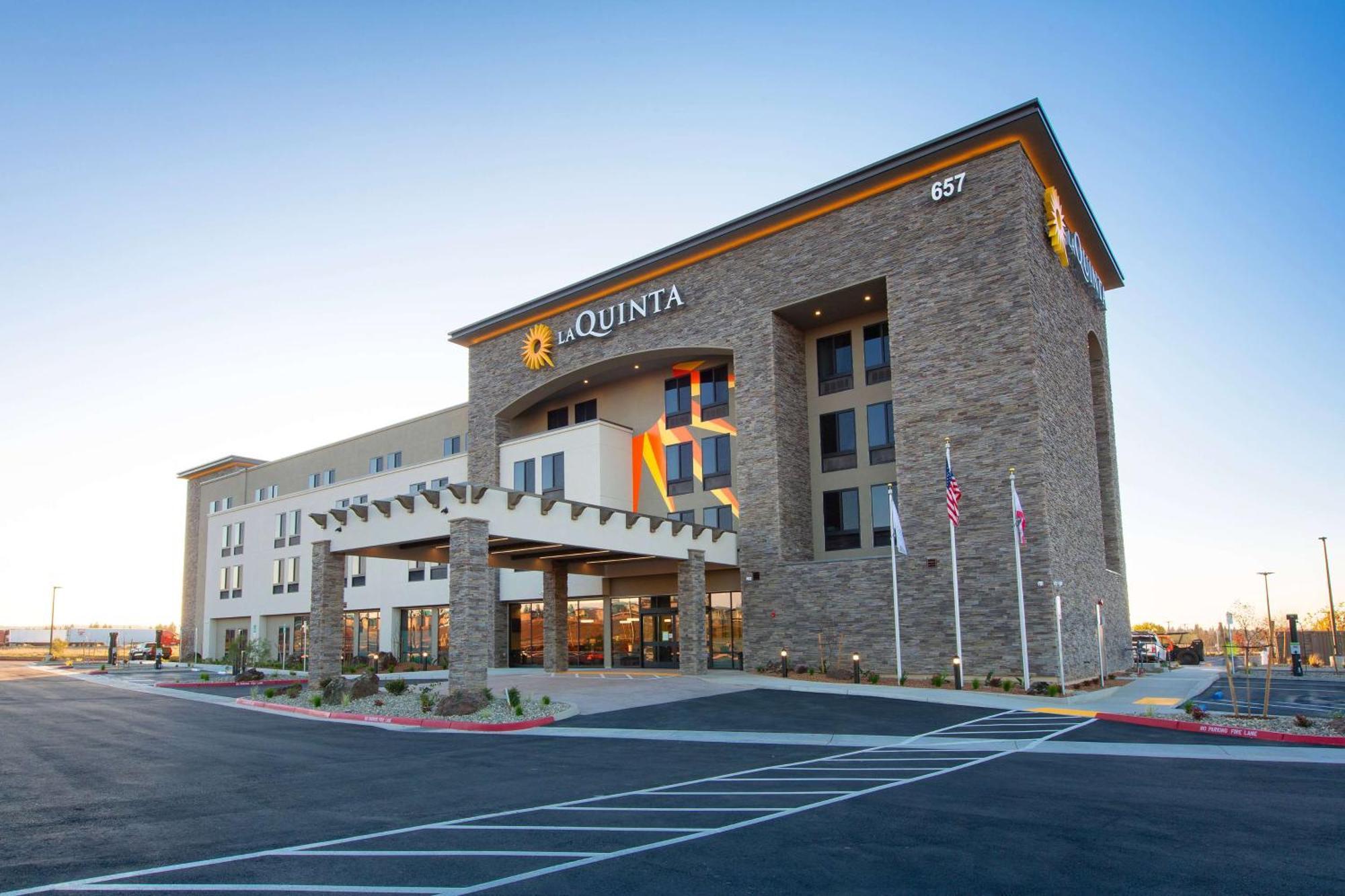 La Quinta Inn And Suites By Wyndham Lincoln Exterior photo