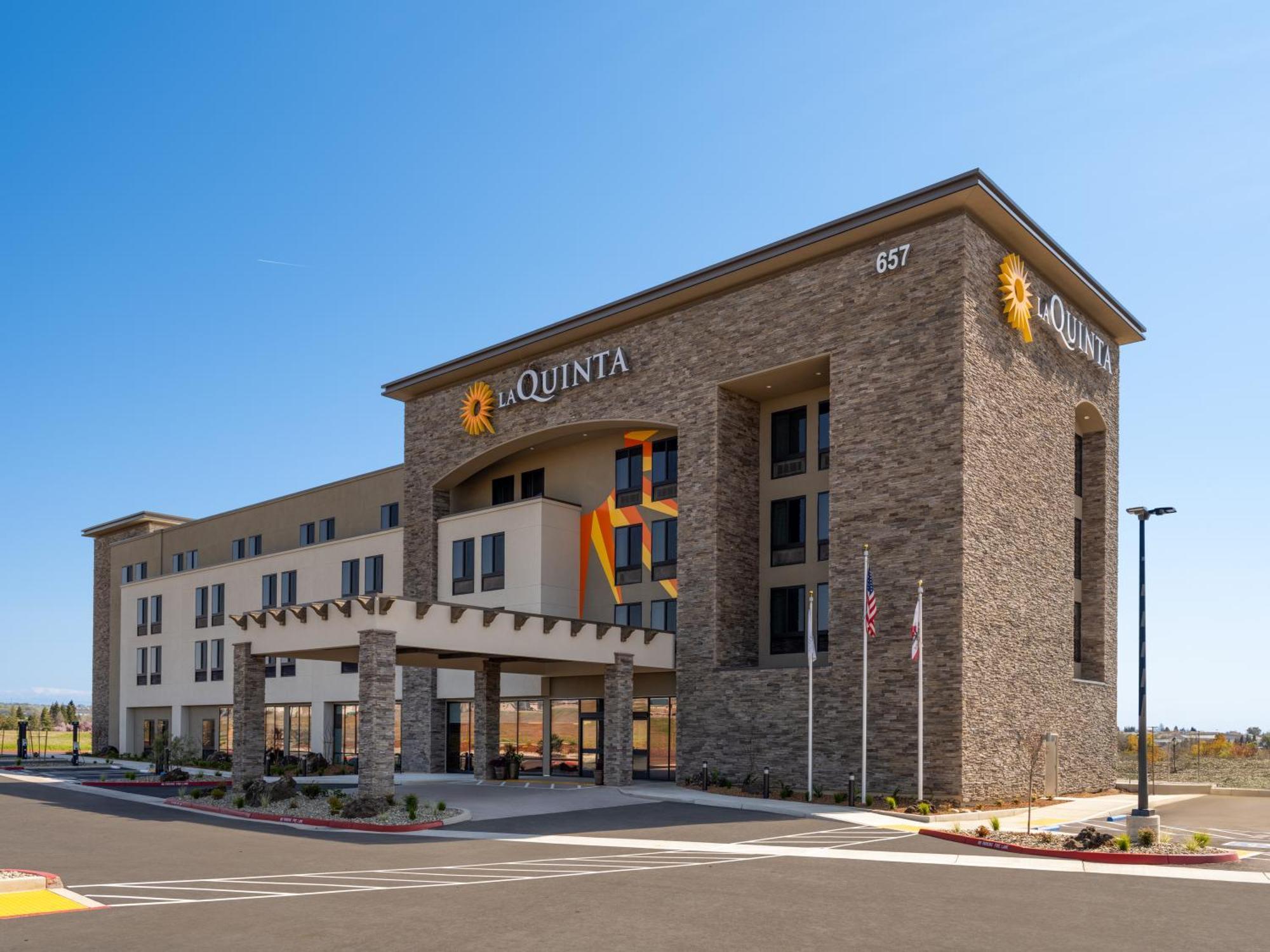 La Quinta Inn And Suites By Wyndham Lincoln Exterior photo