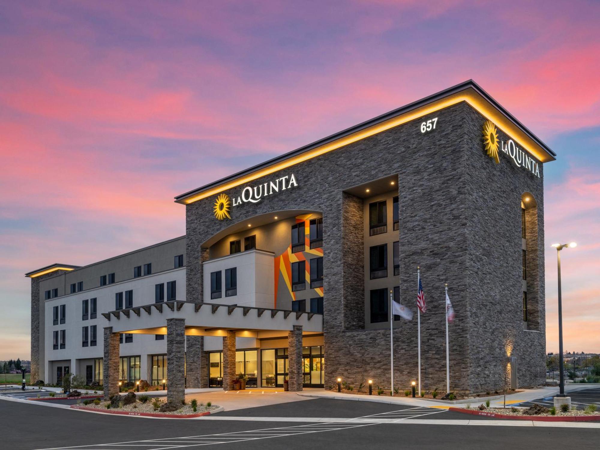 La Quinta Inn And Suites By Wyndham Lincoln Exterior photo