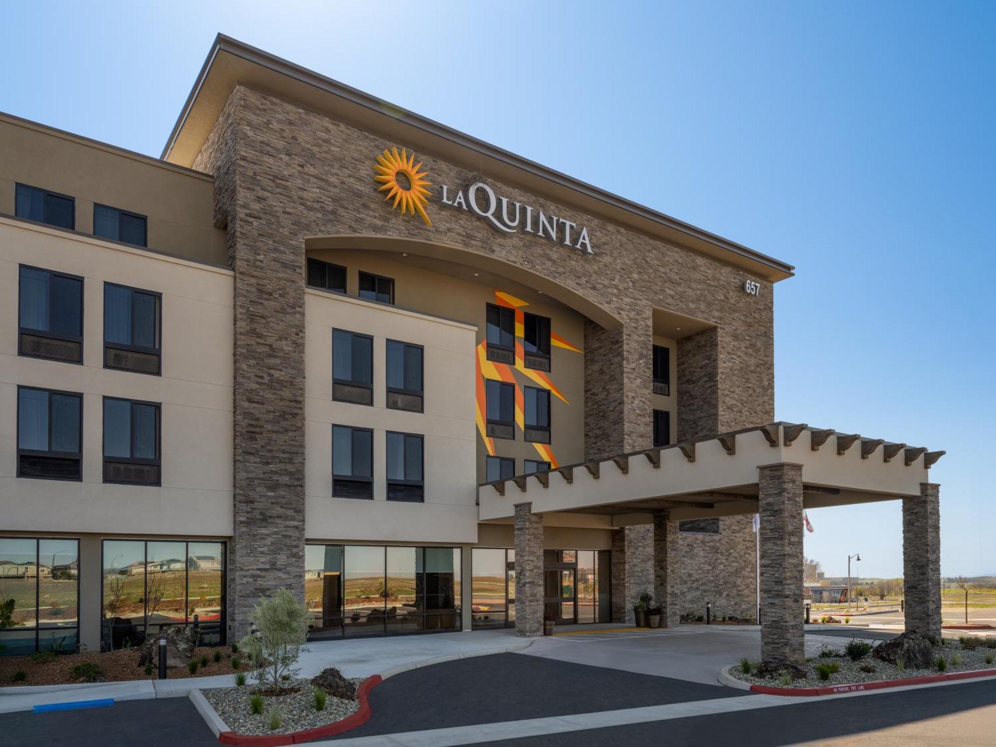 La Quinta Inn And Suites By Wyndham Lincoln Exterior photo